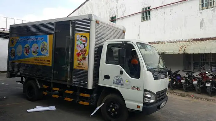 dán quảng cáo trên xe tải