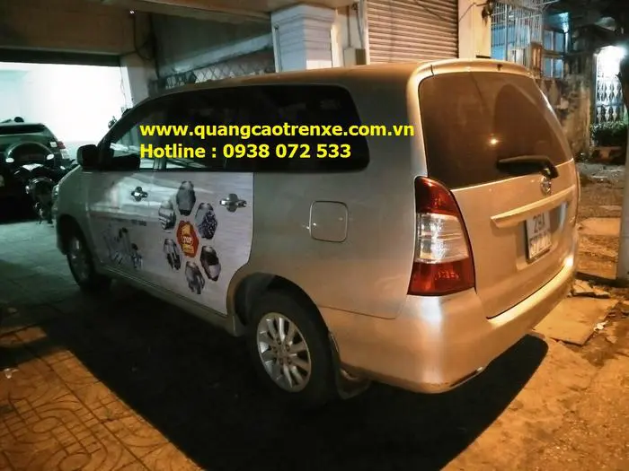 THI CÔNG DÁN QUẢNG CÁO TRÊN XE Ô TÔ TẠI HCM