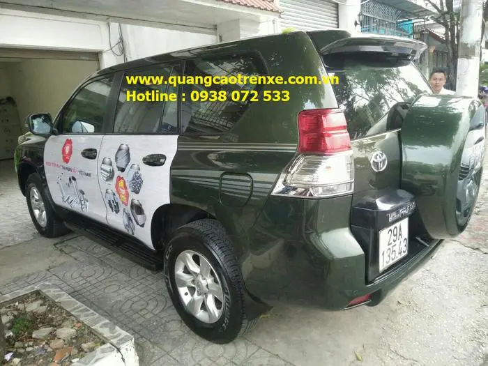 THI CÔNG DÁN QUẢNG CÁO TRÊN XE Ô TÔ TẠI HCM